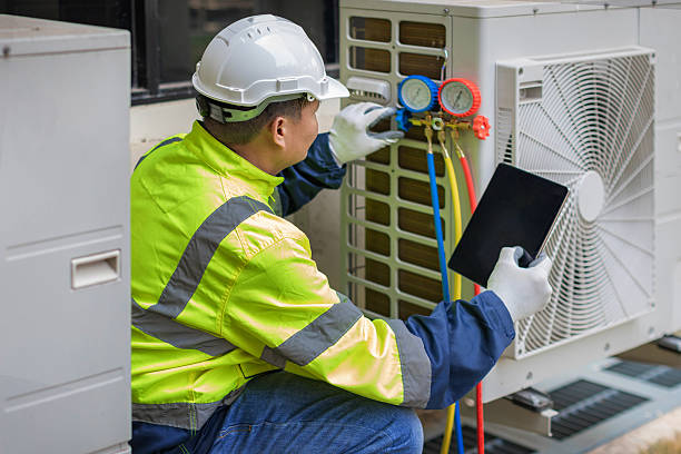 Professional Ac Installation technician working in Ellwood City, PA